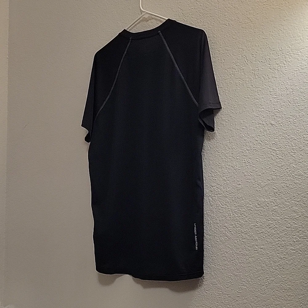 Under Armour Run Short Sleeve - Black - Large - Picture 13 of 15
